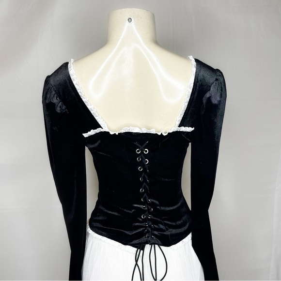 Black velvet top with white lace trim and corset back - Picture 2 of 4